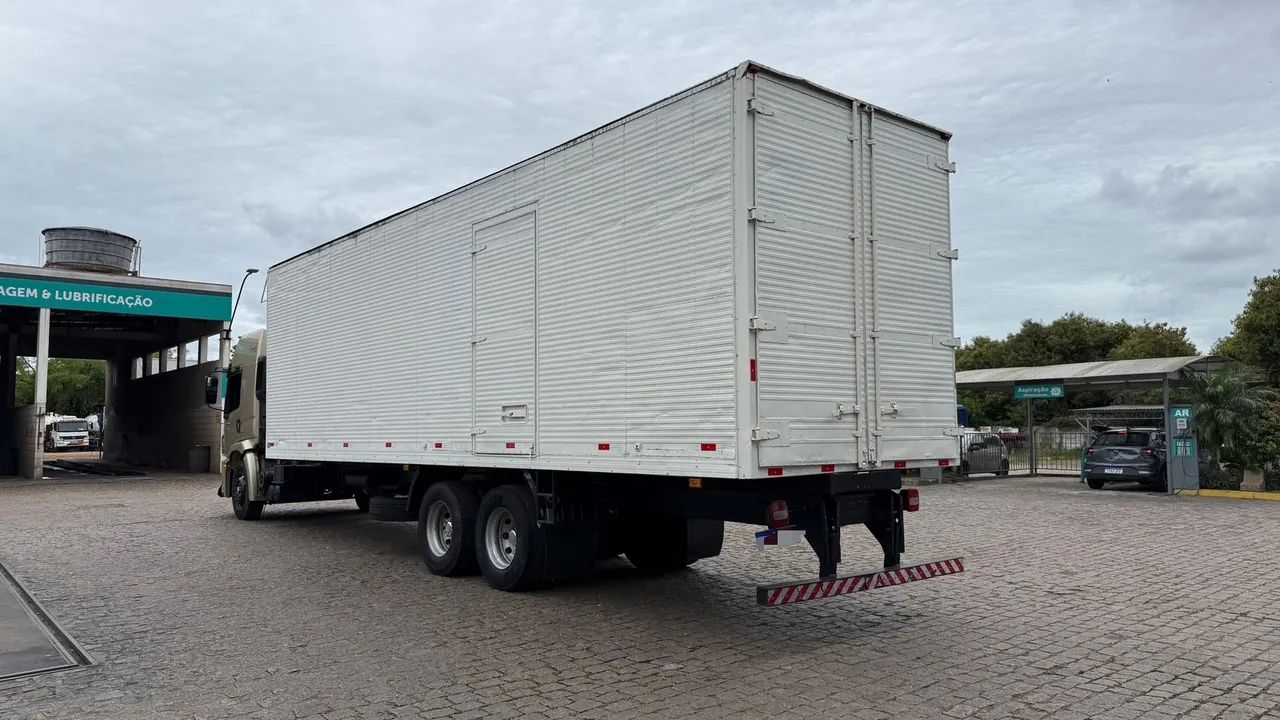 VOLKSWAGEN 24-280 6x2 ano 2013 Baú - Foto 4