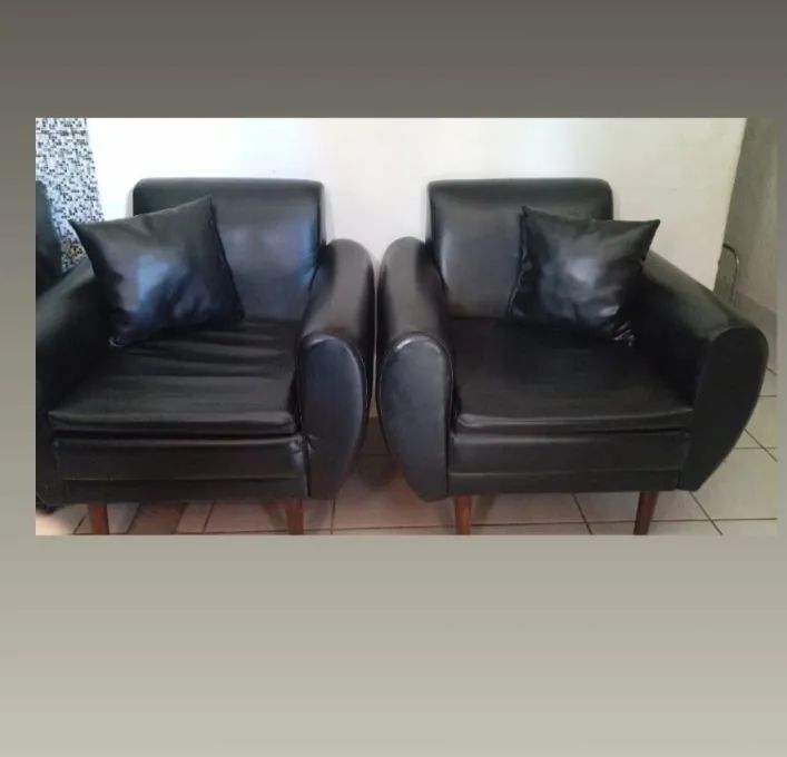 Par de Poltronas em Preto 250 cada