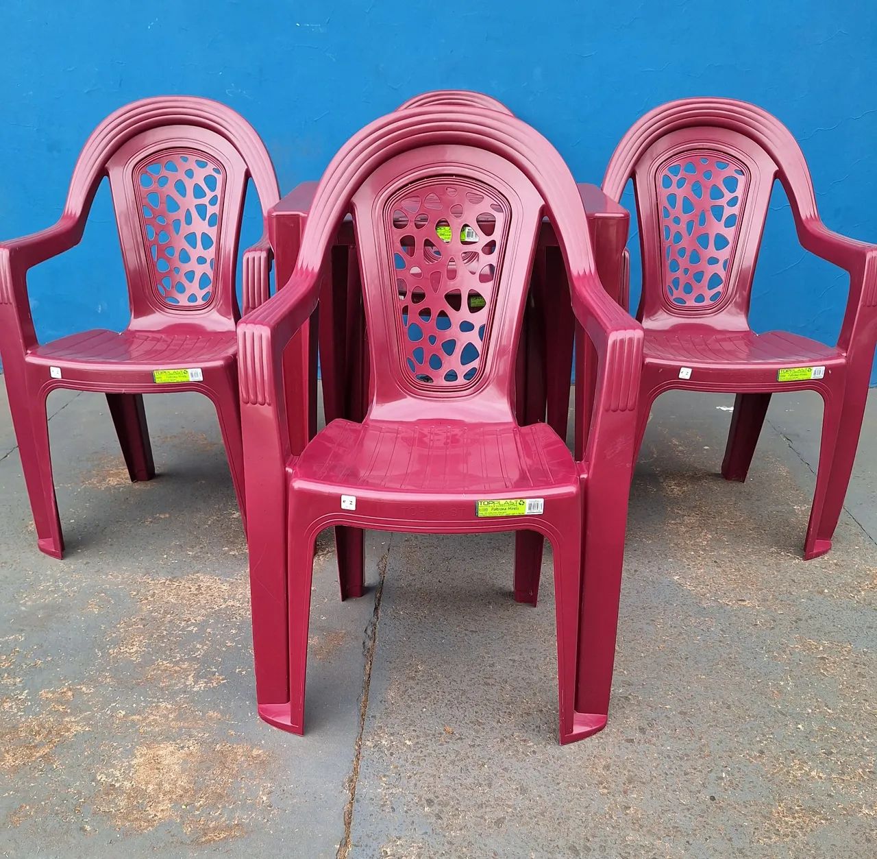 Conjunto Mesa e Cadeiras de Plástico 154kg - Foto 4