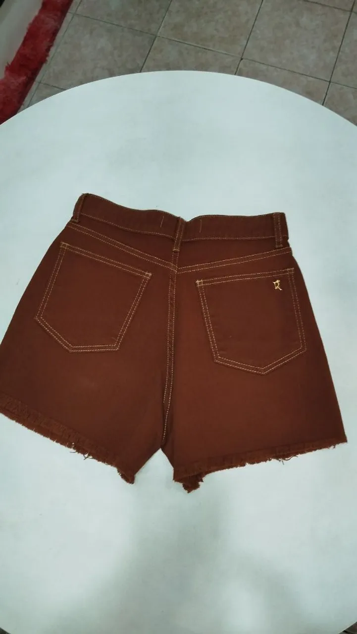 Shorts alfaiataria Marrom com Detalhes. 229,00