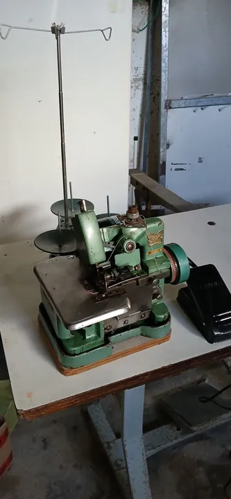 Máquina de Costura Overlock Industrial