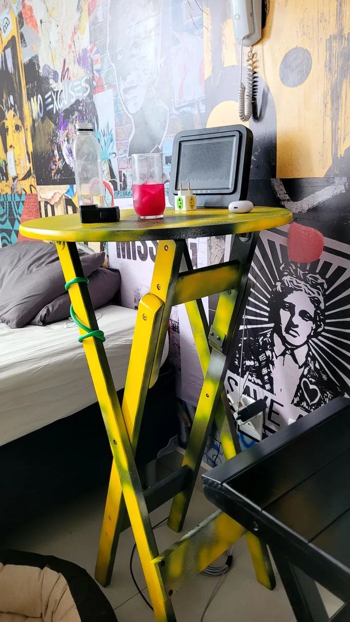 Mesa de apoio dobrável amarela e preta - Foto 2