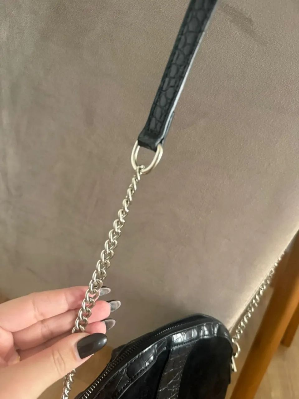Bolsa Feminina Preta com Corrente | Bom Estado - Foto 2