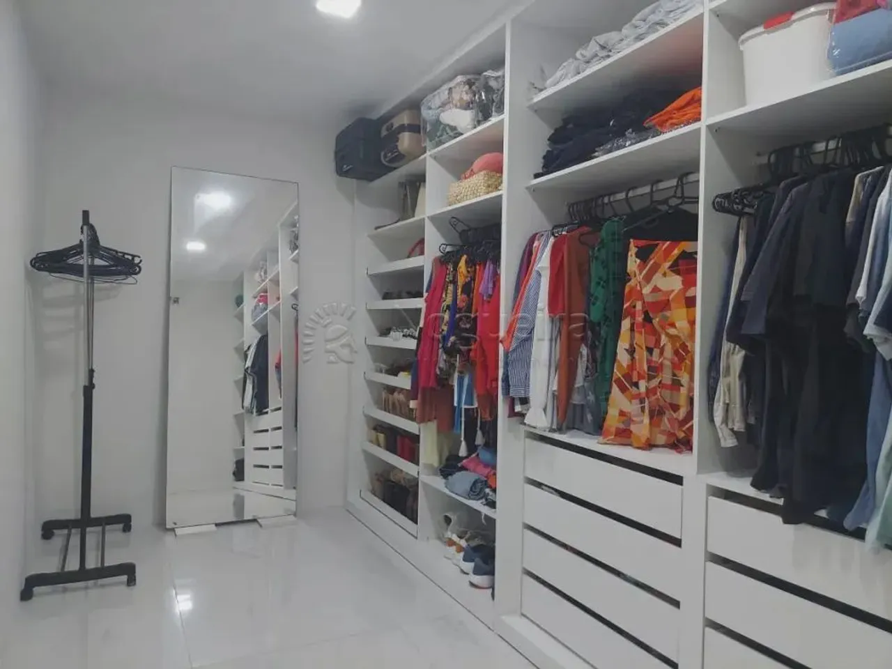 Imóvel para venda possui 258 metros quadrados com 3 quartos