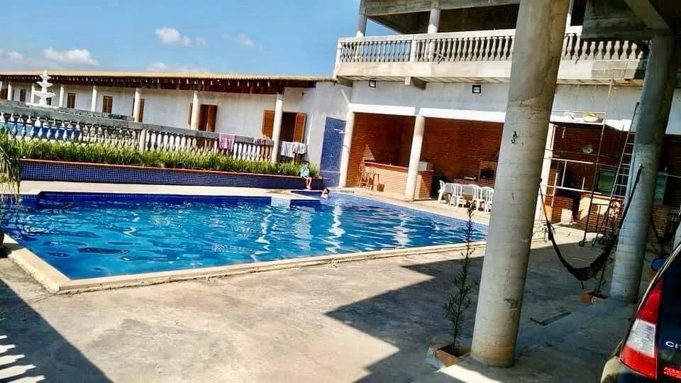 Sítio com piscina e área verde