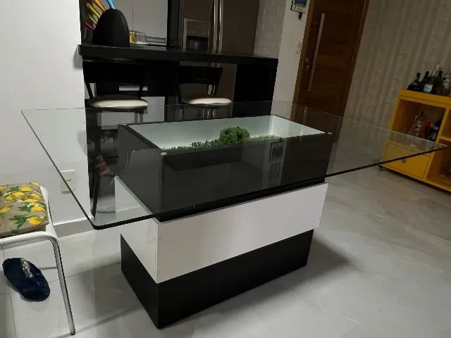 Vendo uma Mesa de Jantar p/ 6 lugares + 4 Cadeiras 