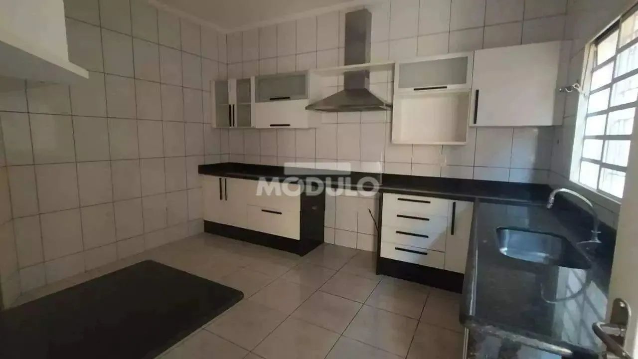 Casa residencial para locação, bairro Jardim Karaiba com 3 quartos - Foto 7