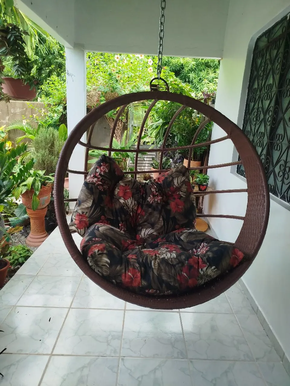 Cadeira Suspensa de Vime com Almofada Floral -1.500,00