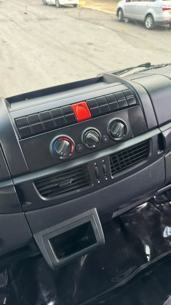 Caminhão Baú Frigorífico Iveco Tector 24280 - Foto 7