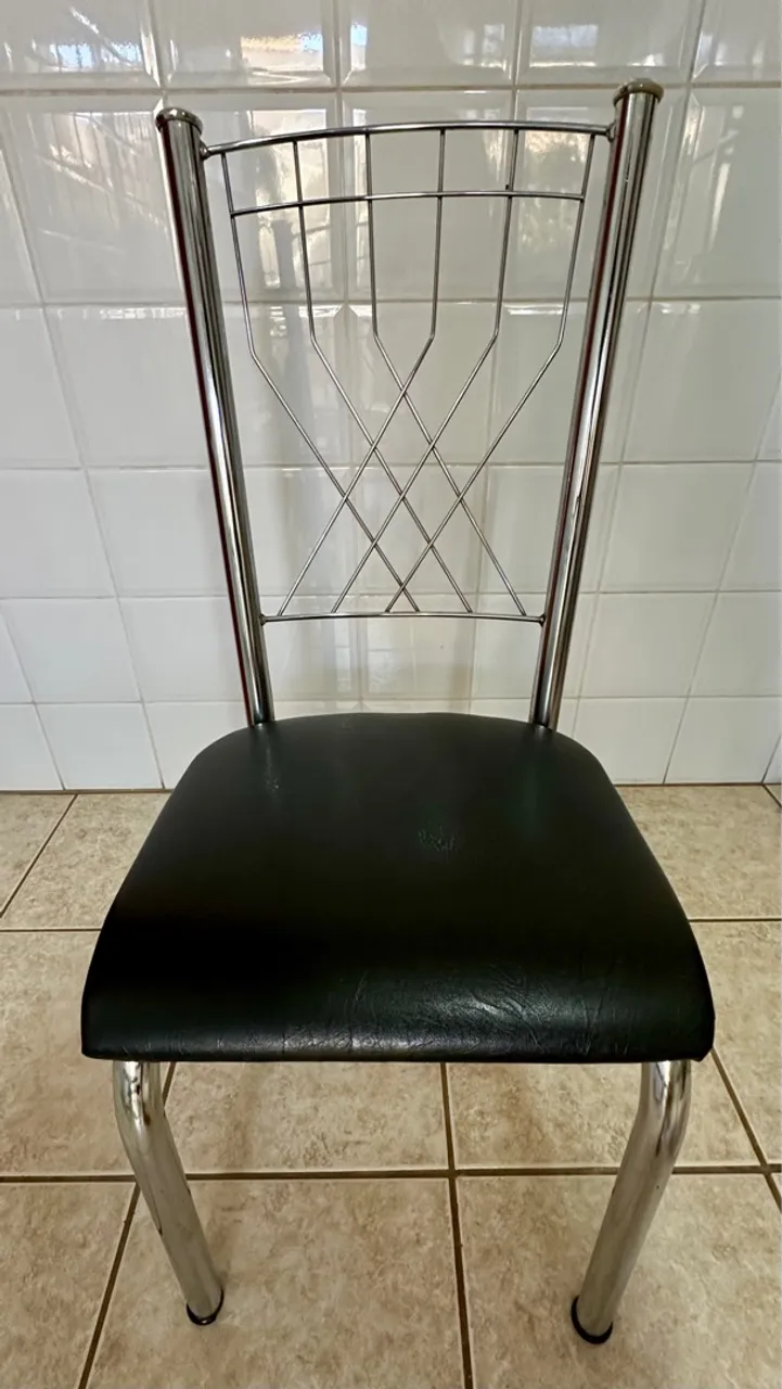 Cadeira de Jantar com Assento Estofado e Estrutura Cromada
