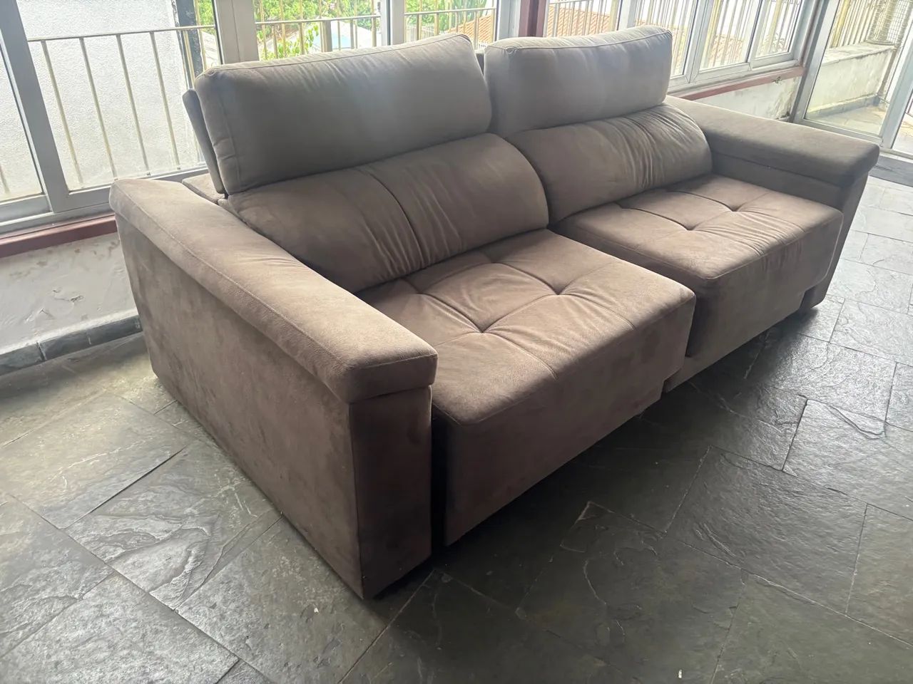 Sofá com extensão , muito confortável 