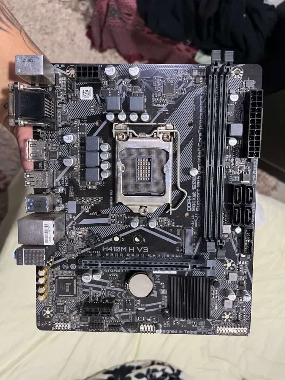 Placa-mãe Gigabyte ddr4 socket 1200 e fonte 600w ambos funcionando 