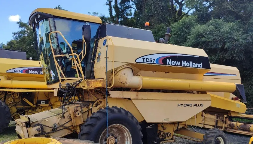 Colheitadeira New Holland - TC 57, 19 pés. Fabricação 2004