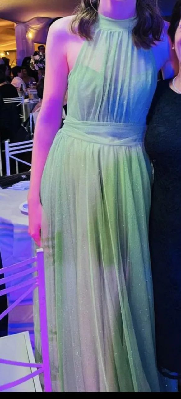 Vestido de festa com brilho e tule