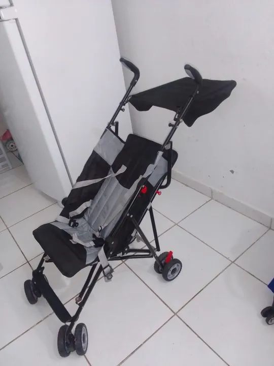 Carrinho de bebê dobrável - leve e prático - Foto 5