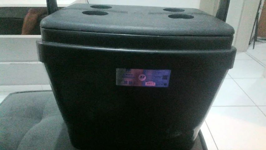 CAIXA TERMICA 32 LITROS NOVA NUNCA USADA NA COR PRETA
