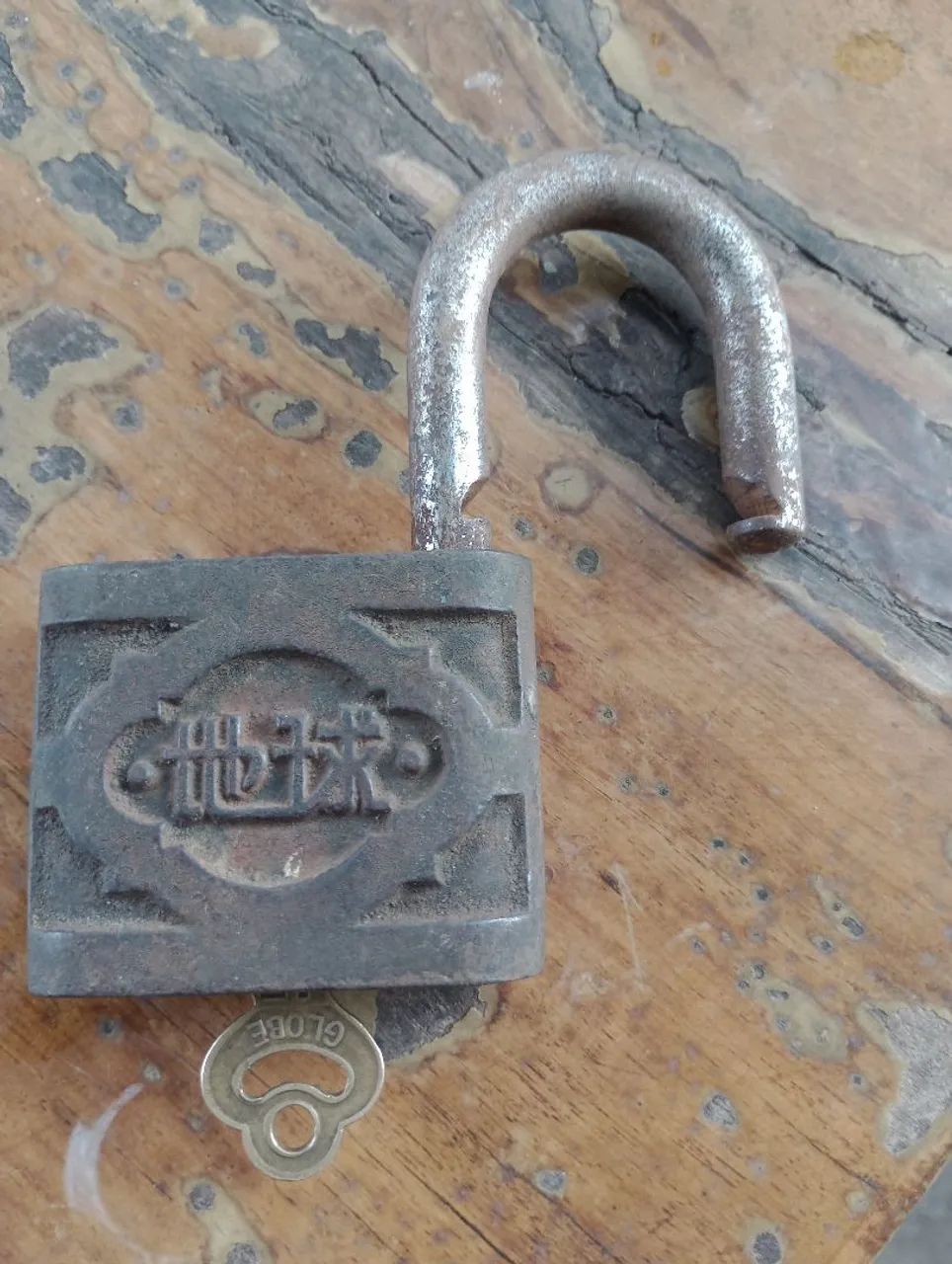 Cadeado Antigo Globe com Chave - Foto 2