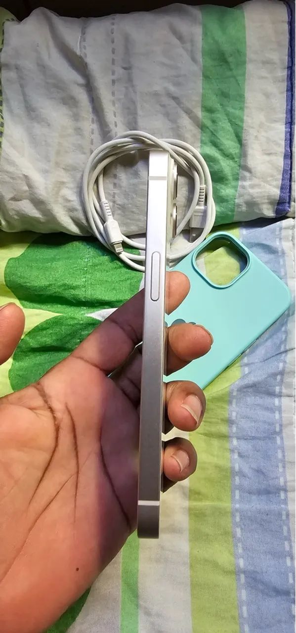 Vendo ou troco um iPhone 14 de 128gb aparelho cabo USB e capa protetora  - Foto 5