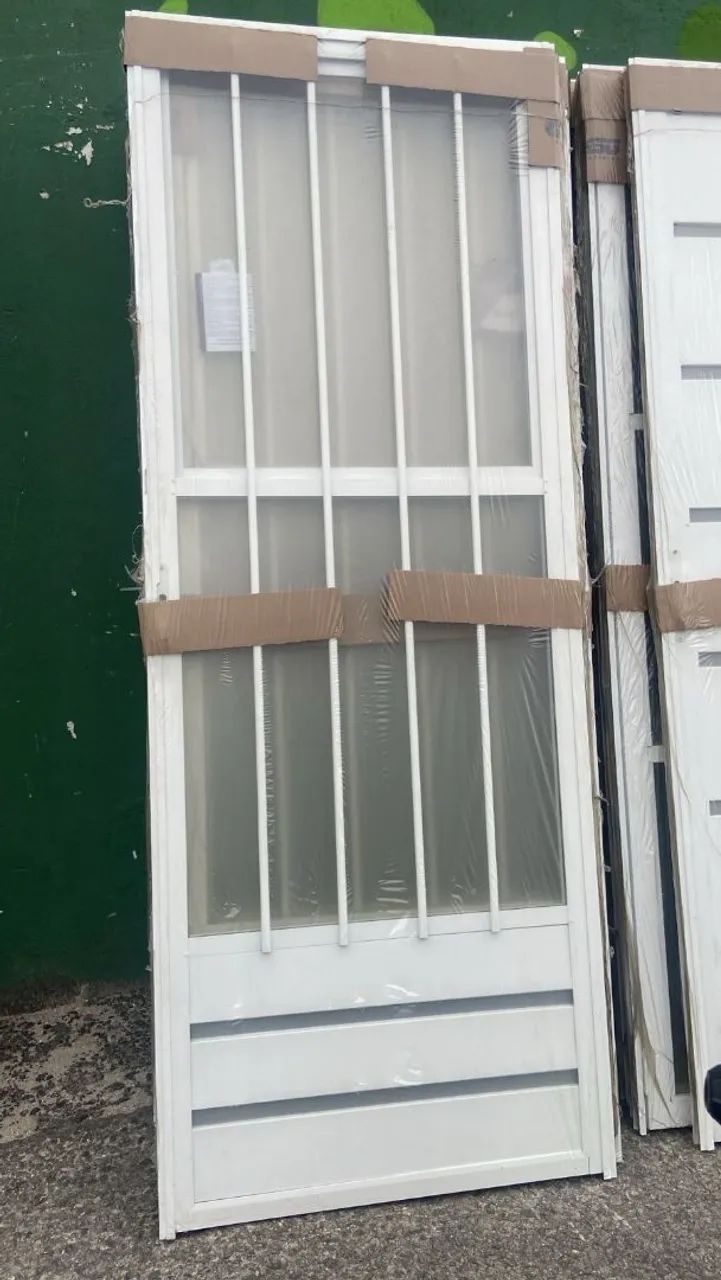 Porta de alumínio branco completa: pronta pra instalação 