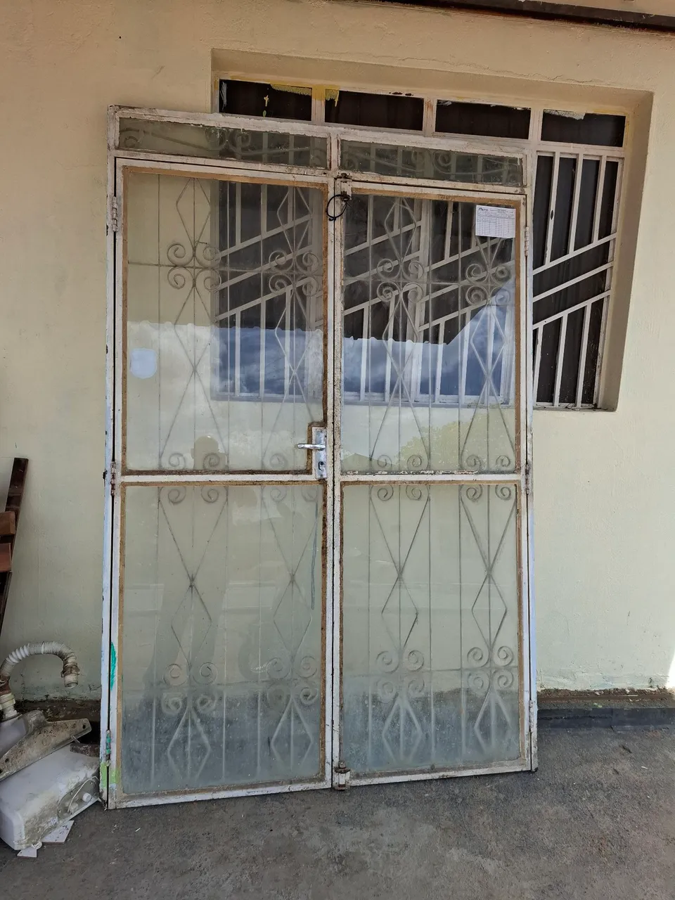 Vendo porta com vidro, a medida é 2.10 altura por 1,40 de largura c
