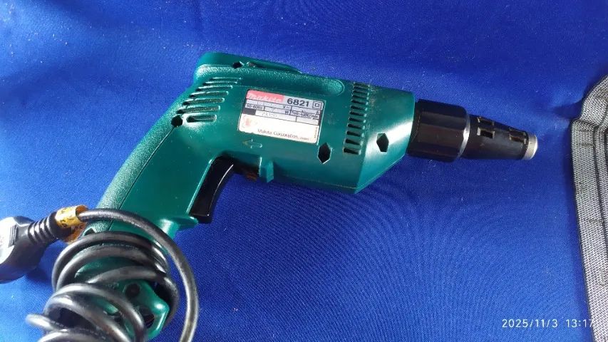 PARAFUSADEIRA ELETRICA MOD. 6821 570W PARA DRYWALL 127V MAKITA - Foto 3