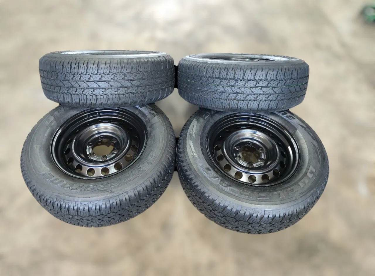 Jogo Rodas Ferro Aro 17 Hilux com 4 Pneus Novos Bridgestone Dueler já Balanceadas.