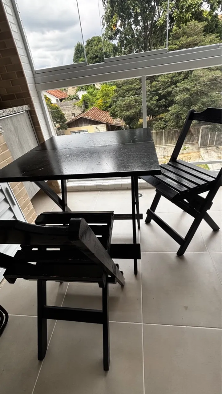 Mesa quadrada dobrável com duas cadeiras