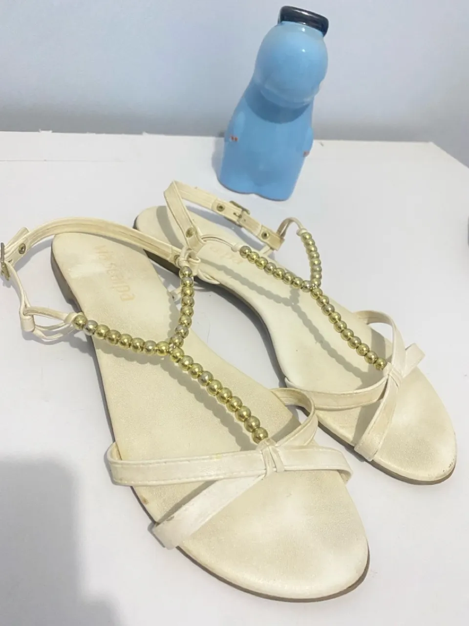 Sandália rasteirinha com detalhes dourados