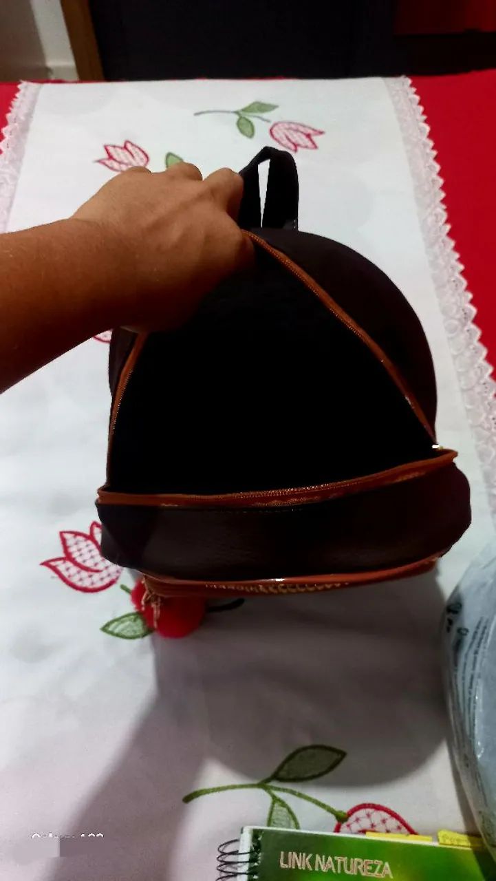 Mochila feminina marrom com chaveiro - Foto 4