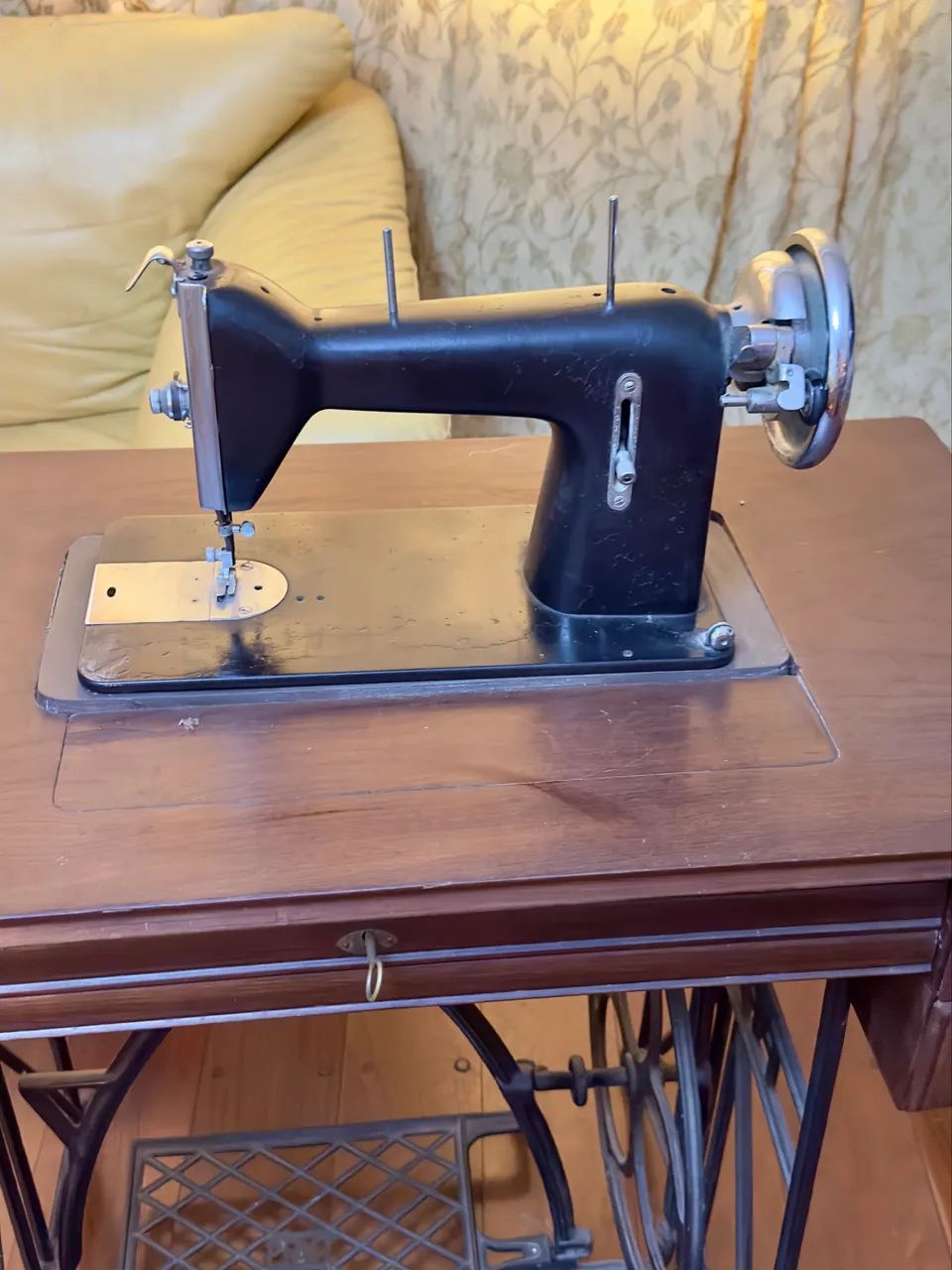 Máquina de costura antiga com gabinete - peça de decoração - Foto 3