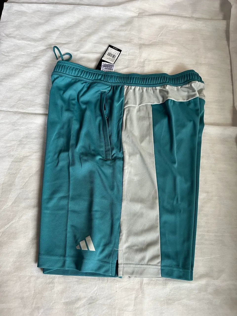 Shorts Adidas Novo e Original - P  - Foto 2