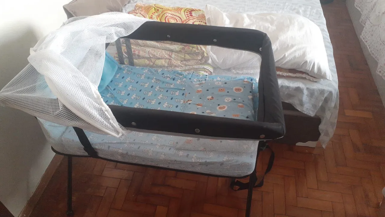 Berço portátil com mosquiteiro