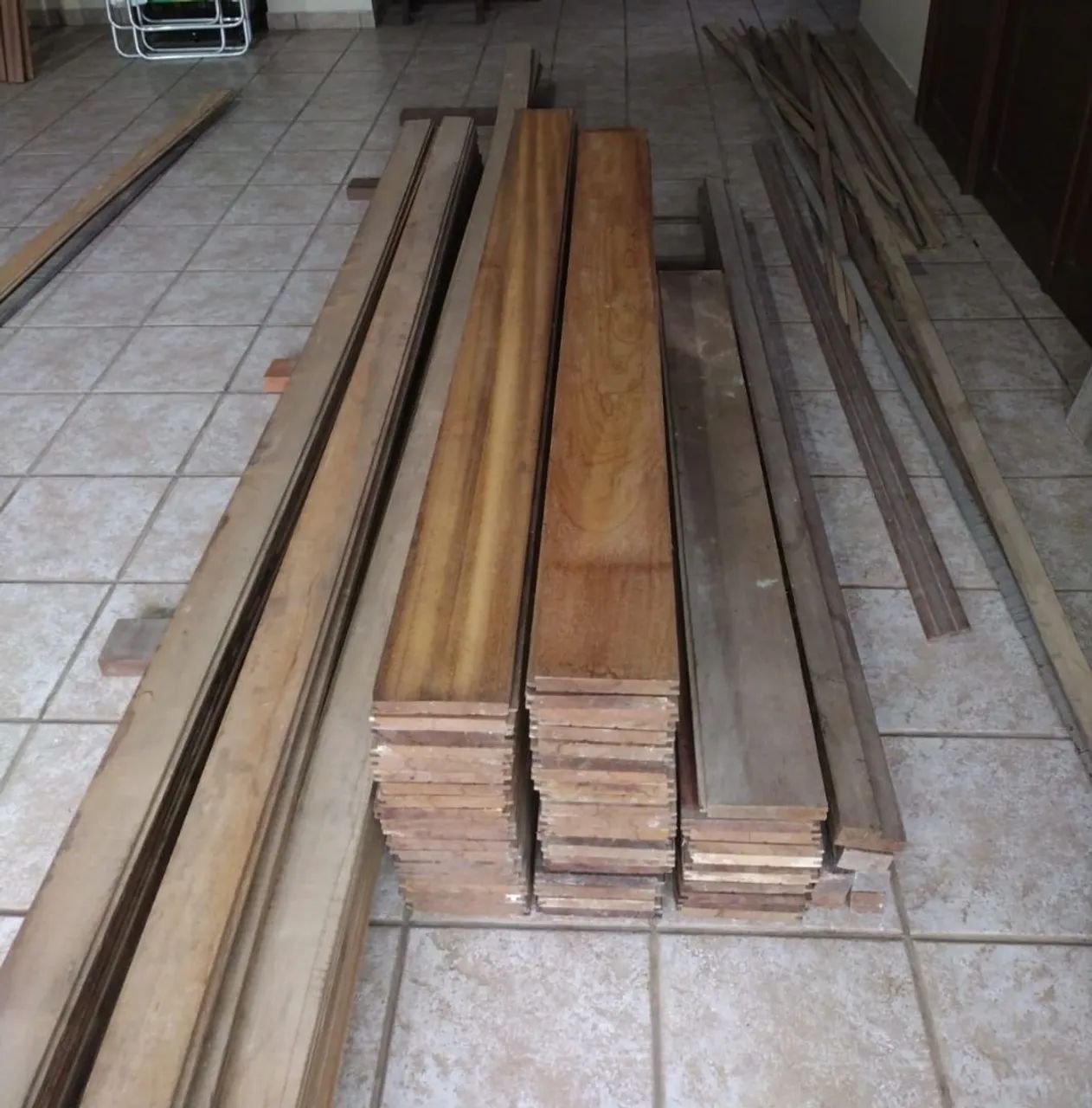 Madeira de assoalho seca e bem conservada