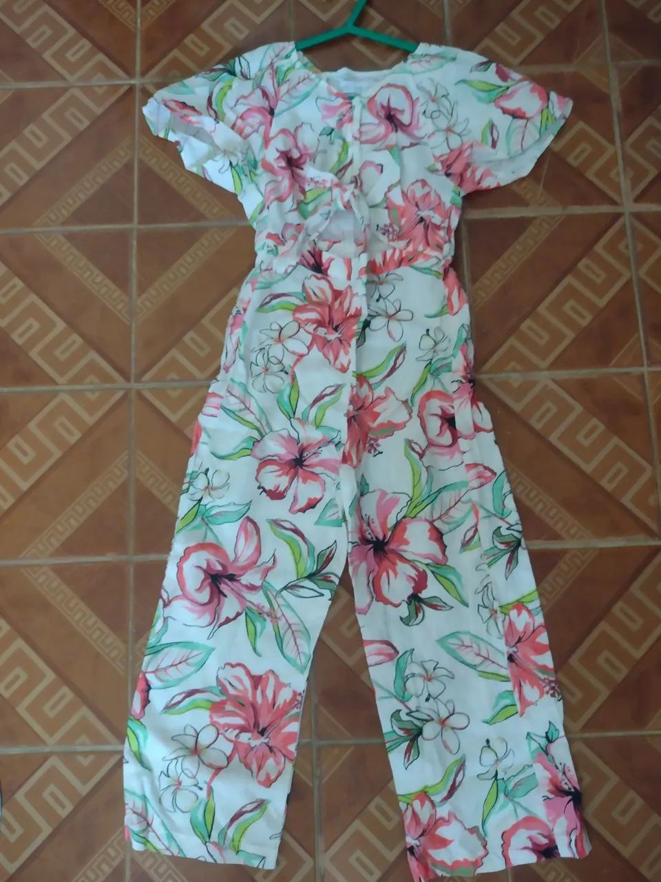 Vestido branco de festa com detalhes florais - Foto 3