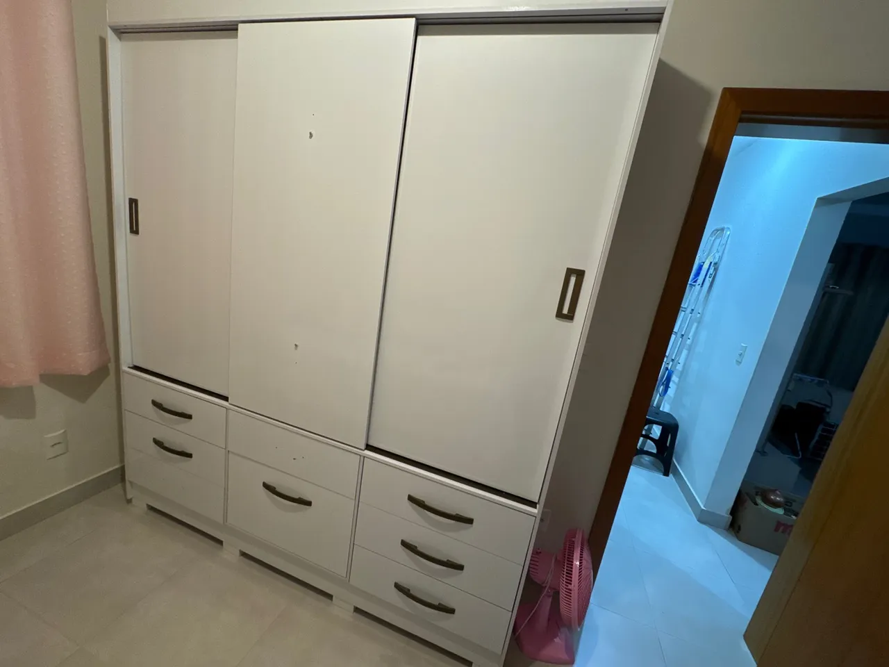 Guarda-roupa branco de correr com 3 portas