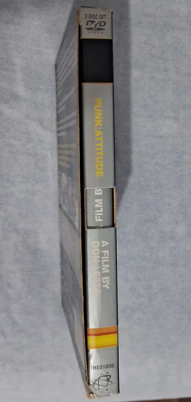 DVD DUPLO PUNK ATTITUDE Versão inglesa com encarte Ótimo estado! - Foto 5