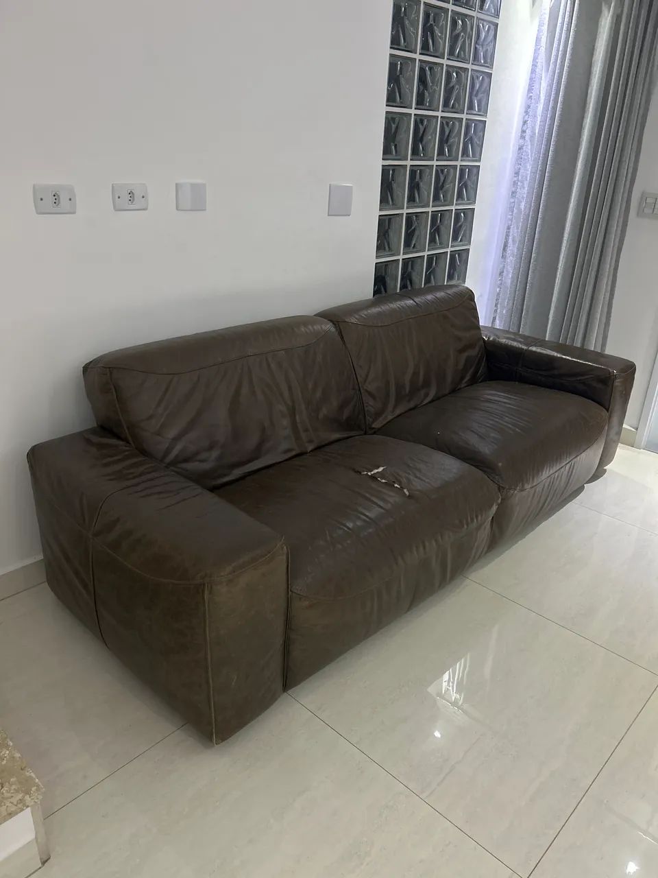 Sofá couro 3 lugares marrom  - Foto 4