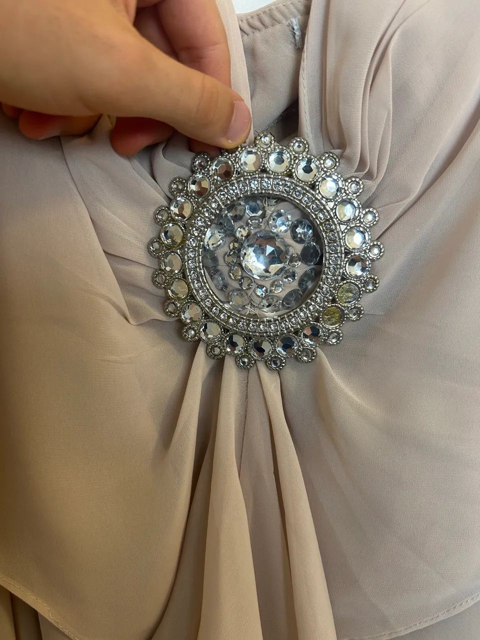 Vestido de festa com broche de pedras  - Foto 4
