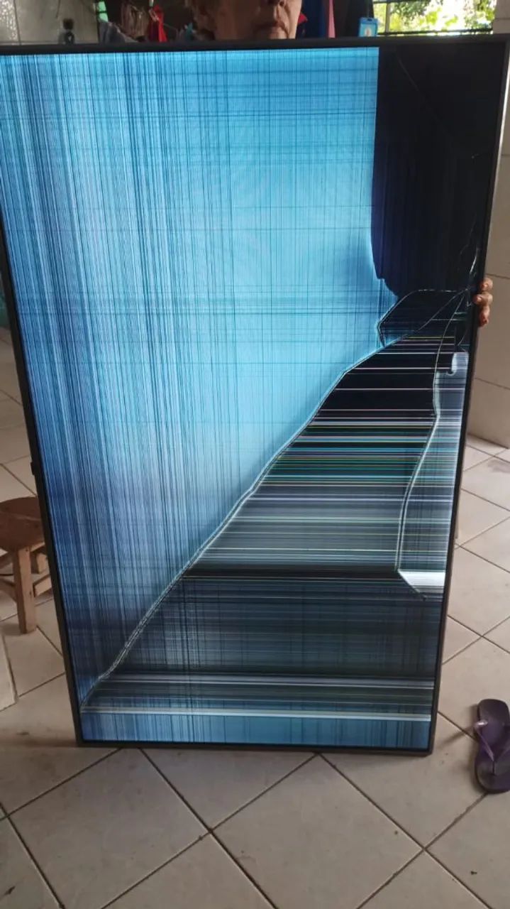 Tv LG com a tela quebrada  65 polegadas! 