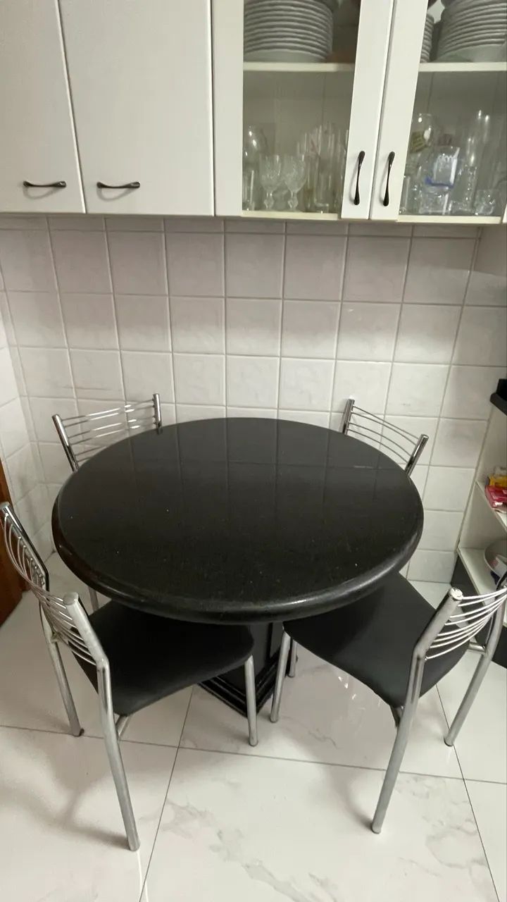 Mesa em granito com 4 cadeiras de metal - Foto 3