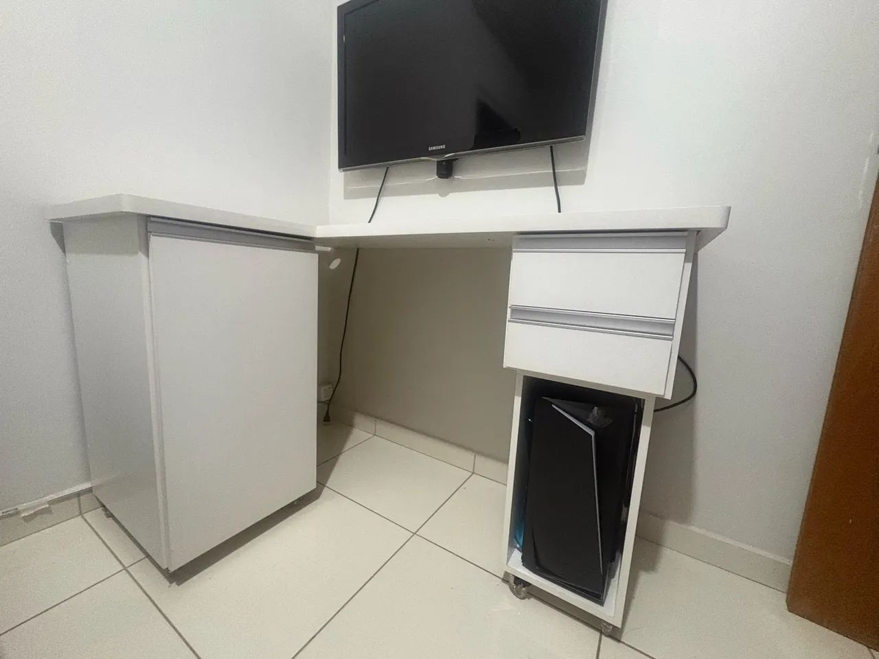 Escrivaninha Mesa de computador Sapateira Multiuso com Portas Quarto ou Escritório .  - Foto 3