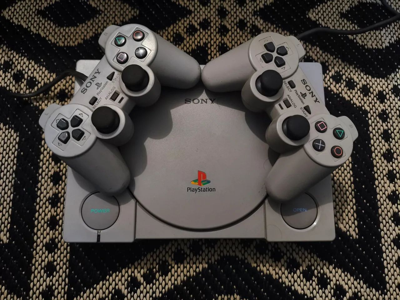 Playstation 1 com 2 controles