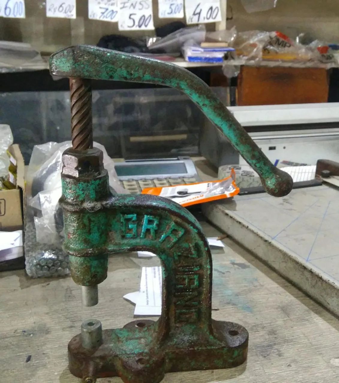 Máquina Manual de Colocar Ilhós em Ferro Fundido - Antiga e Robusta - Foto 2