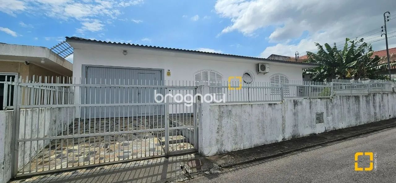 Casa com 4 dormitórios, 200m² de área construída, 03 vagas, à venda em Capoeiras.