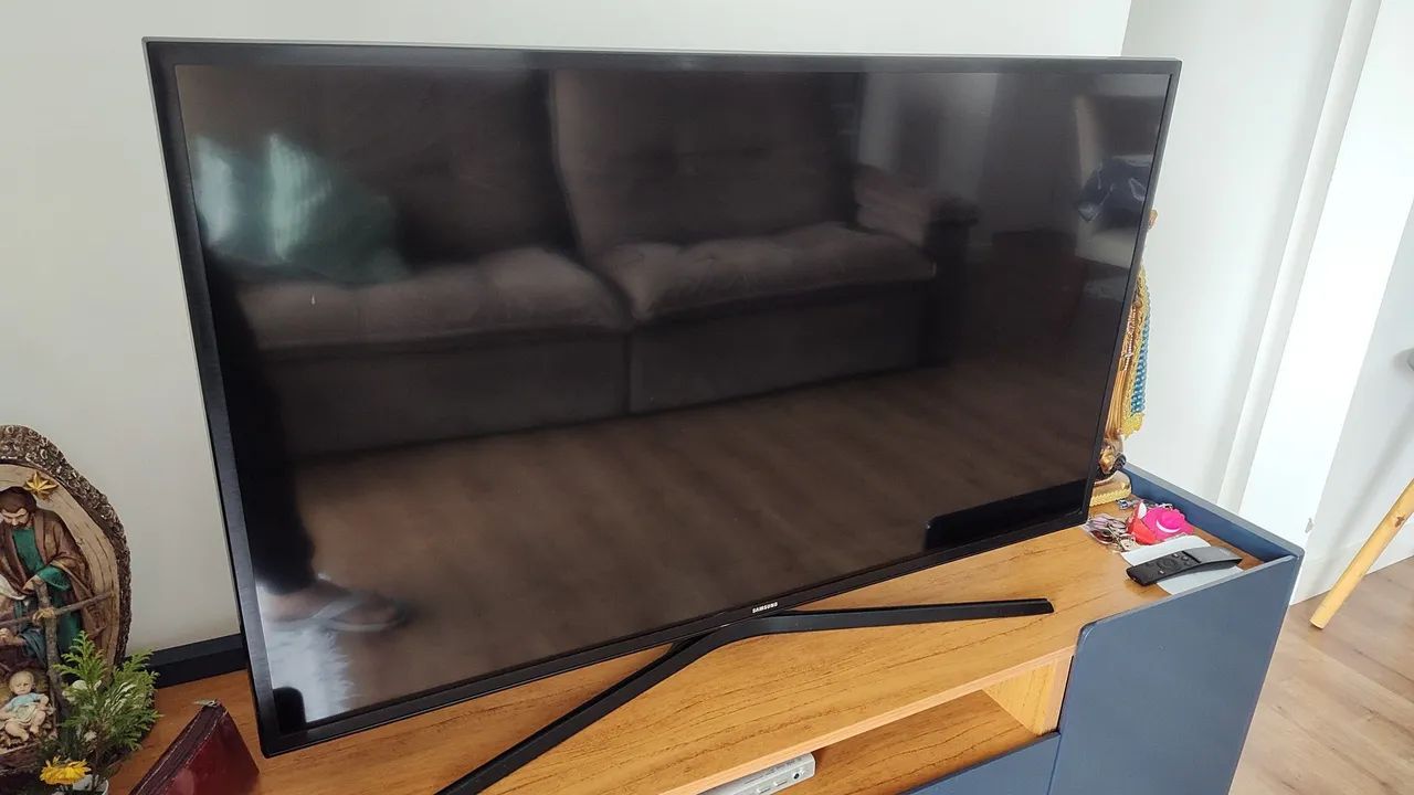 Sofá reclinável e retrátil e leva uma TV de 43 polegadas Samsung  - Foto 4