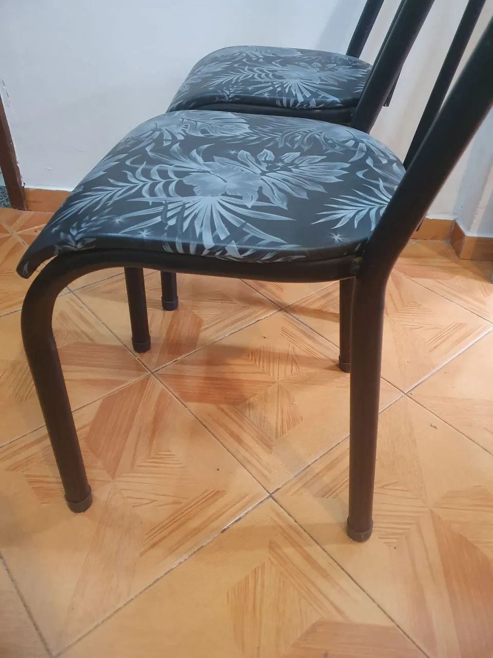 Conjunto 2 cadeiras pretas com assento floral - Usado em ótimo estado - Foto 2