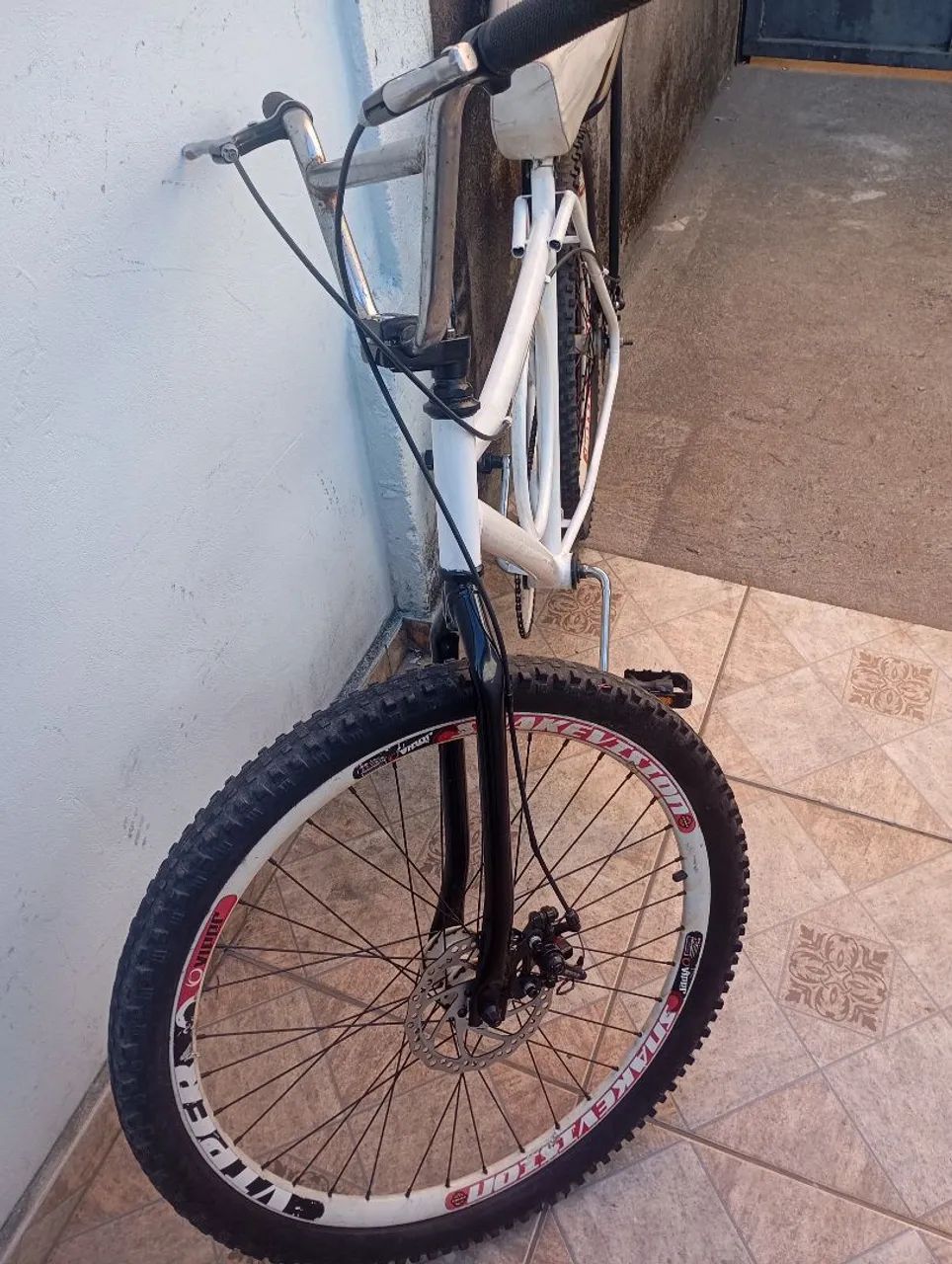 Bicicleta Monark branca aro 26, freio a disco