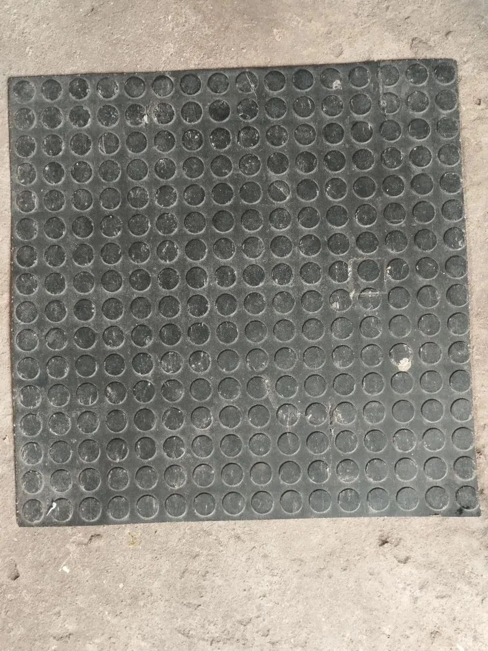 Anti-slip rubber flooring; each piece measures 50 centimeters; 4 pieces cover 1 square meter