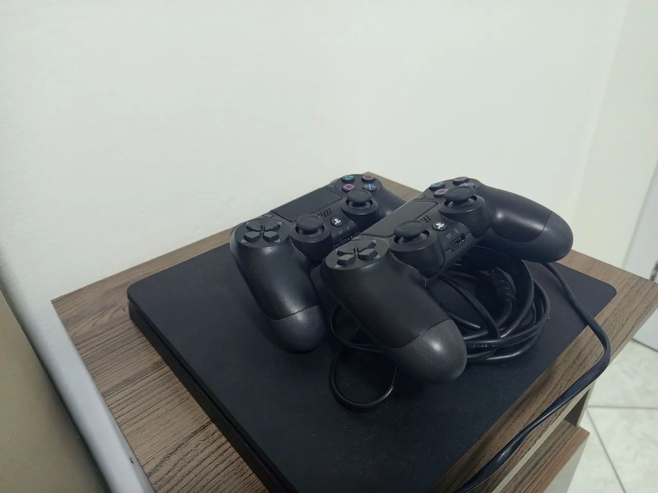 Vendo play 4 com 3 jogos e 2 controles originais  - Foto 3