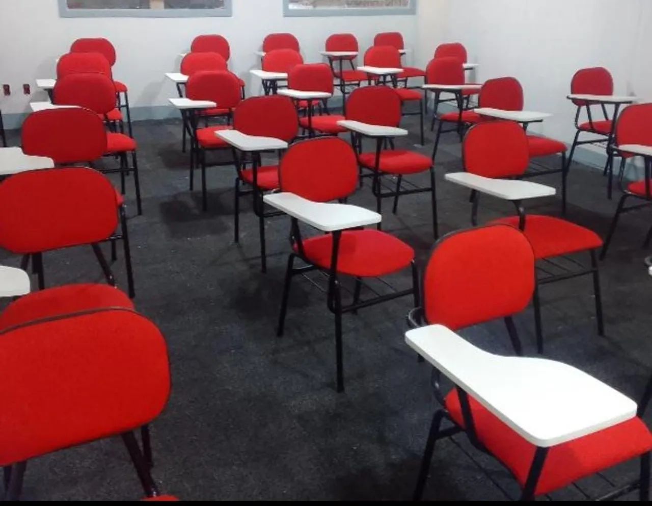 Cadeiras universitárias com prancheta